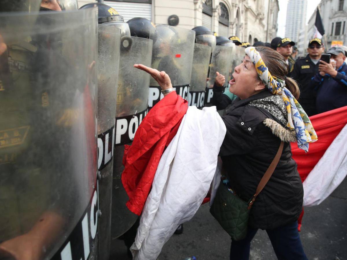 Jóvenes peruanos y colectivos sociales marcharon en Lima contra el gobierno de Dina Boluarte
