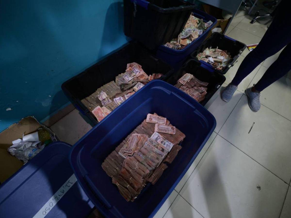 En el techo de oficina de Iván Velásquez hallan 1.8 millones de lempiras