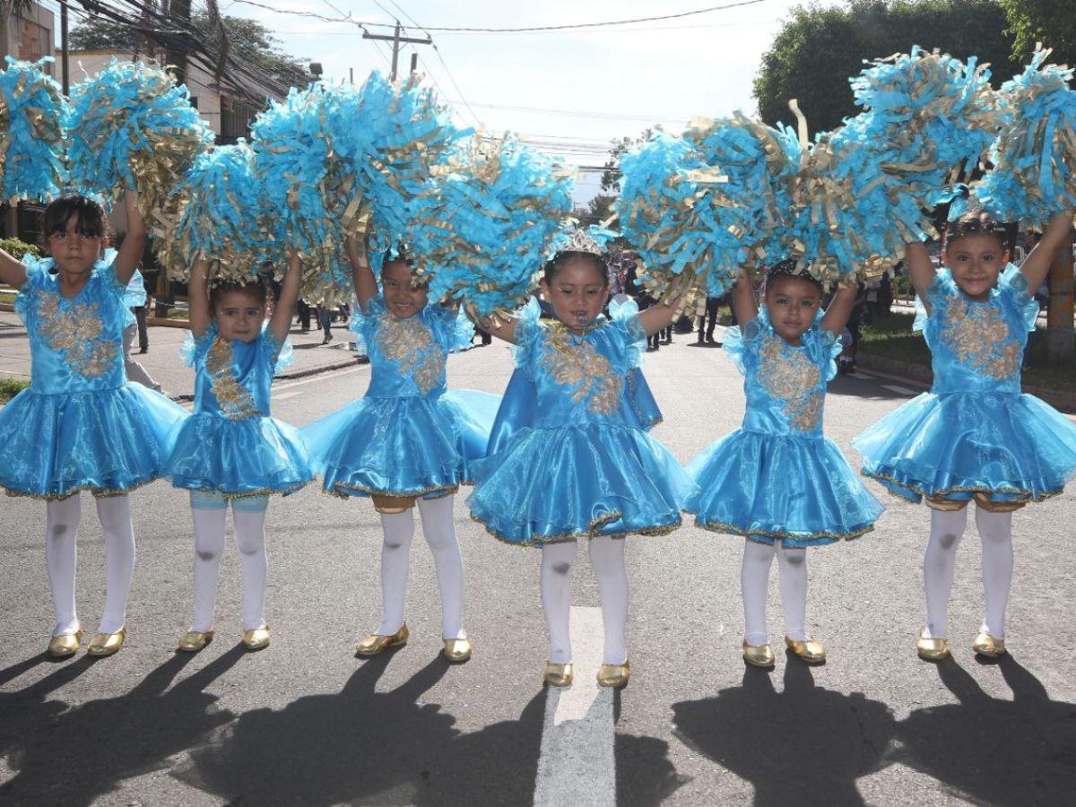 Palillonas y pomponeras de prebásica deslumbran en los desfiles patrios en Tegucigalpa
