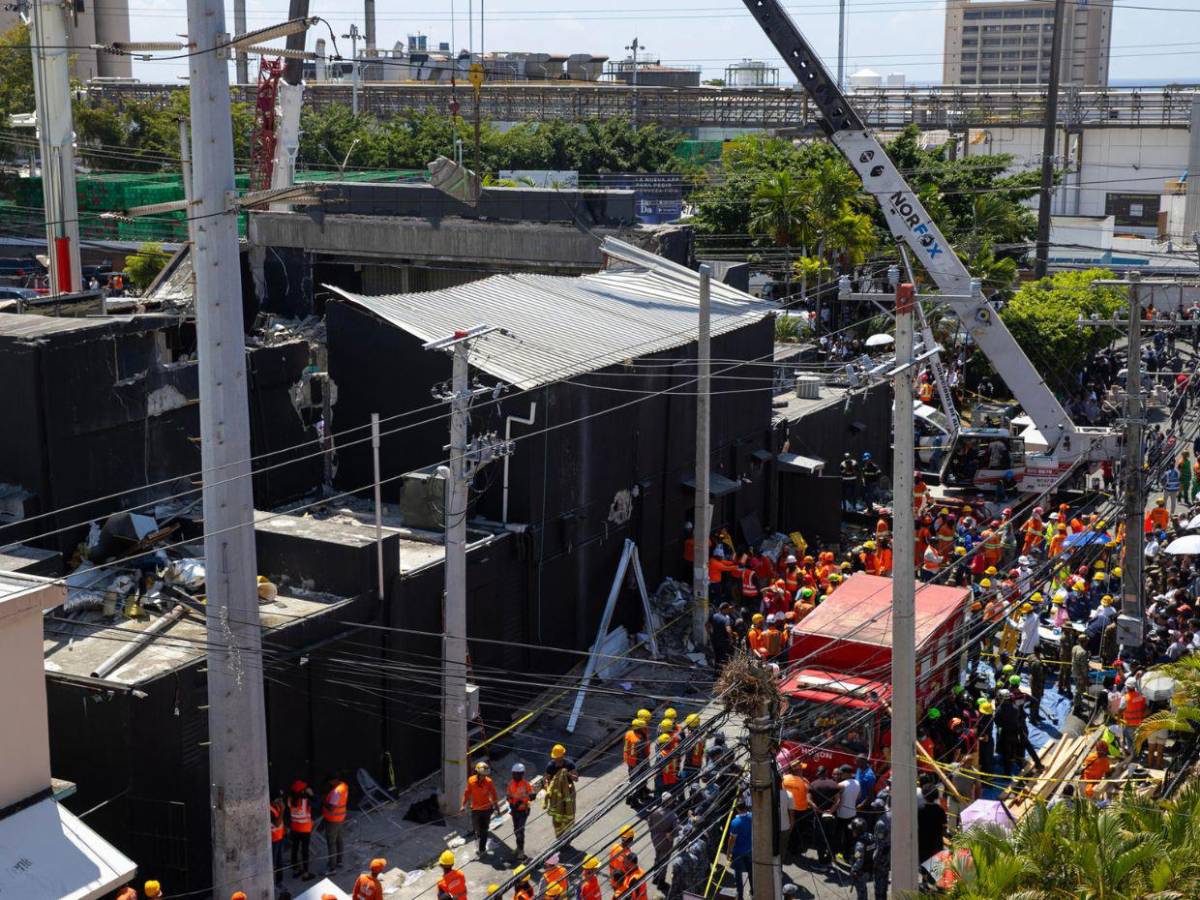 A contrarreloj buscan víctimas del accidente en discoteca de República Dominicana