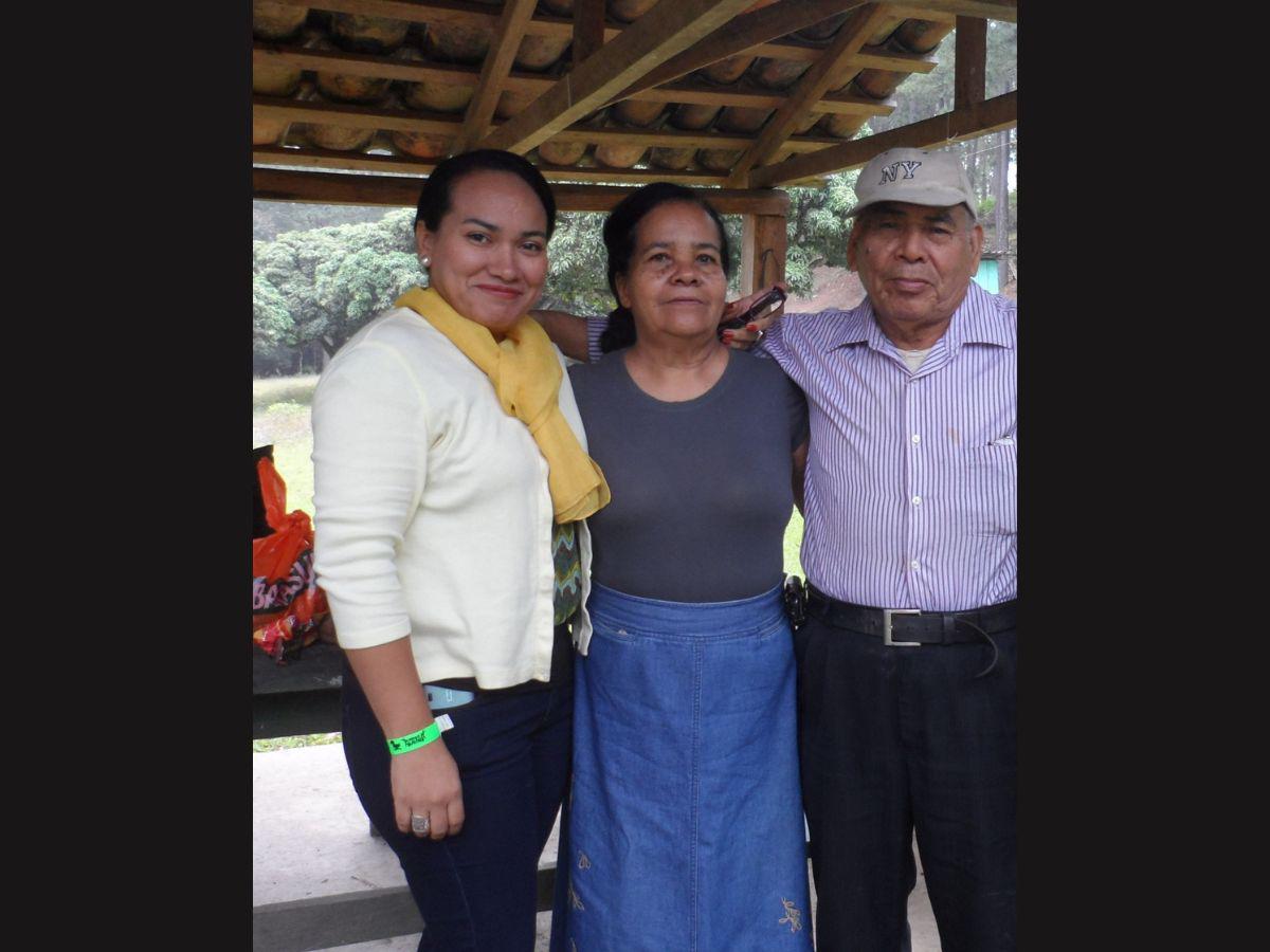 Junto a sus padres, y Reina Suazo y Santiago Hernández.