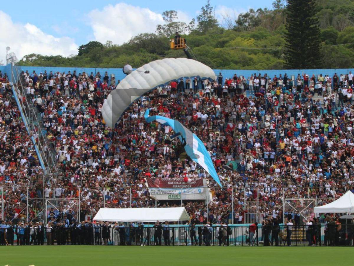 Cuadro a cuadro, así fue la brutal caída de un paracaidista en el Estadio Nacional