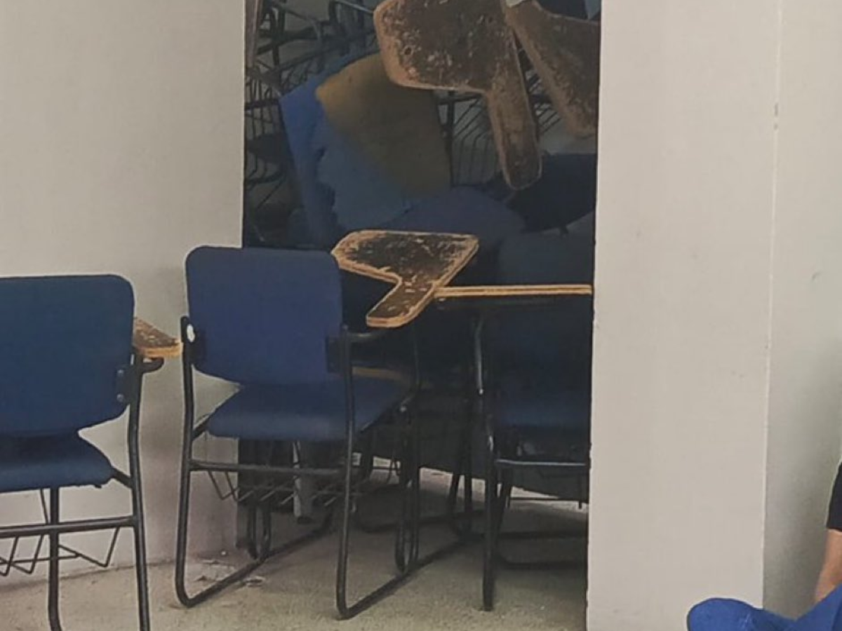 Estudiantes decidieron encerrarse en los salones para protegerse.