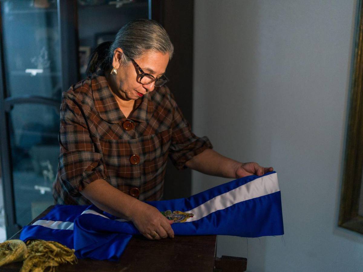 Así luce la nueva banda presidencial, obra de María de los Ángeles Moncada