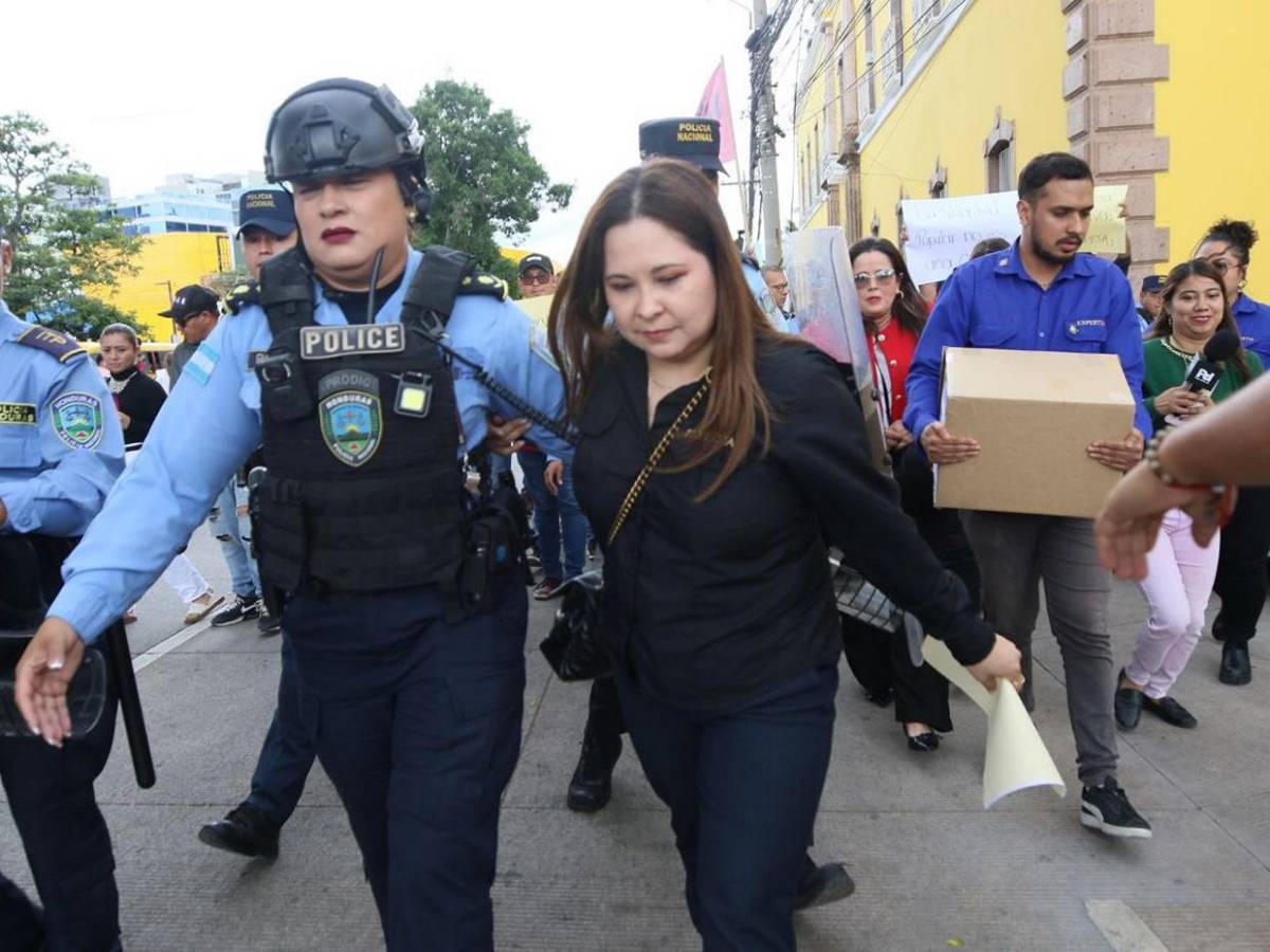 Apoderándose de los portones, colectivos de Libre impiden entrega de ofertas para TREP
