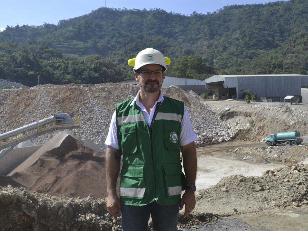 <i>Rolando Arocha, Gerente de la Unidad Técnica de Cenosa, liderando el camino hacia la innovación y la eficiencia en la producción de cemento.</i>