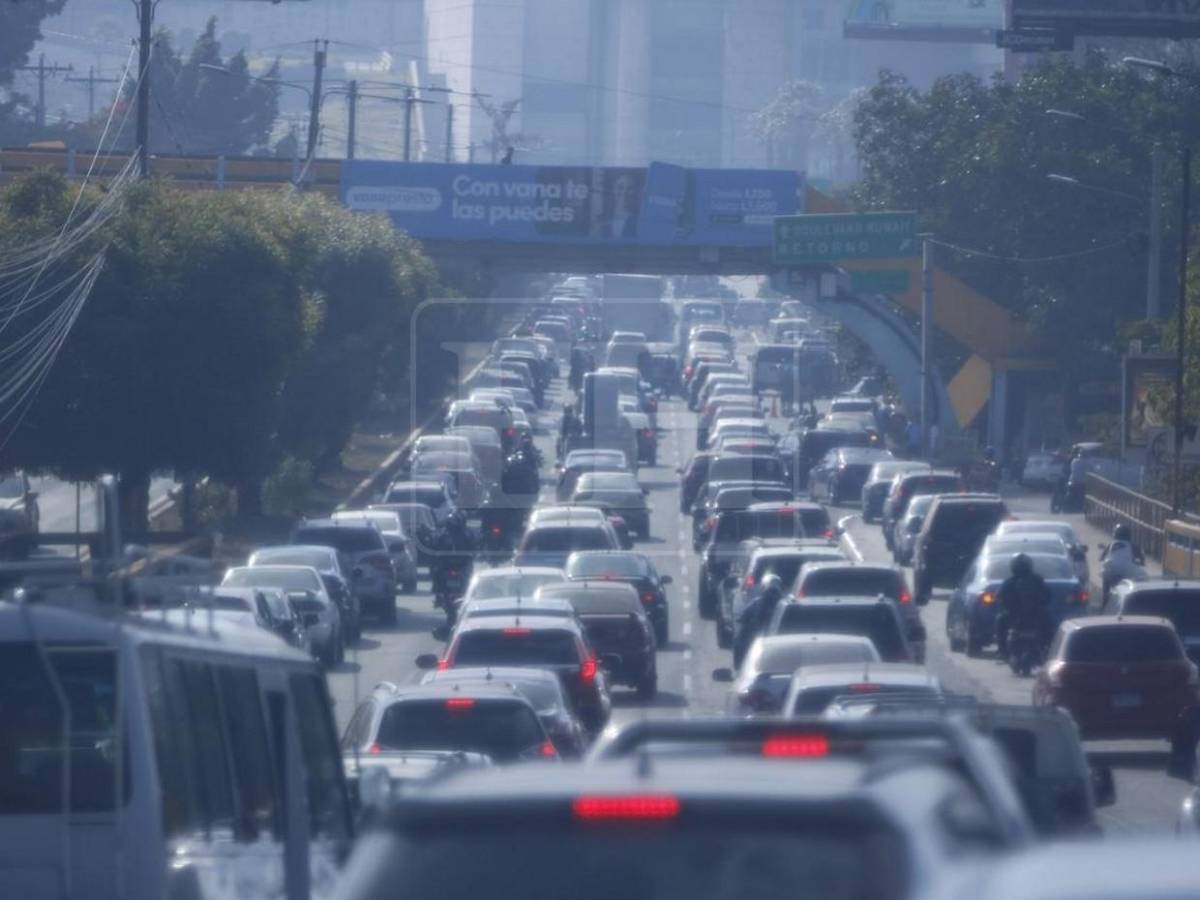 Tráfico vehicular en bulevar Fuerzas Armadas sofocan a capitalinos este jueves
