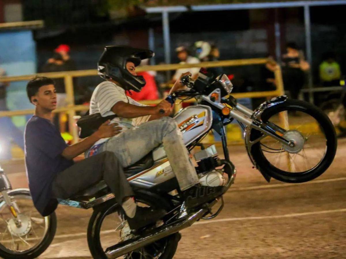 ¿En qué municipios prohíben la circulación de dos hombres en moto y cuáles son sus multas?