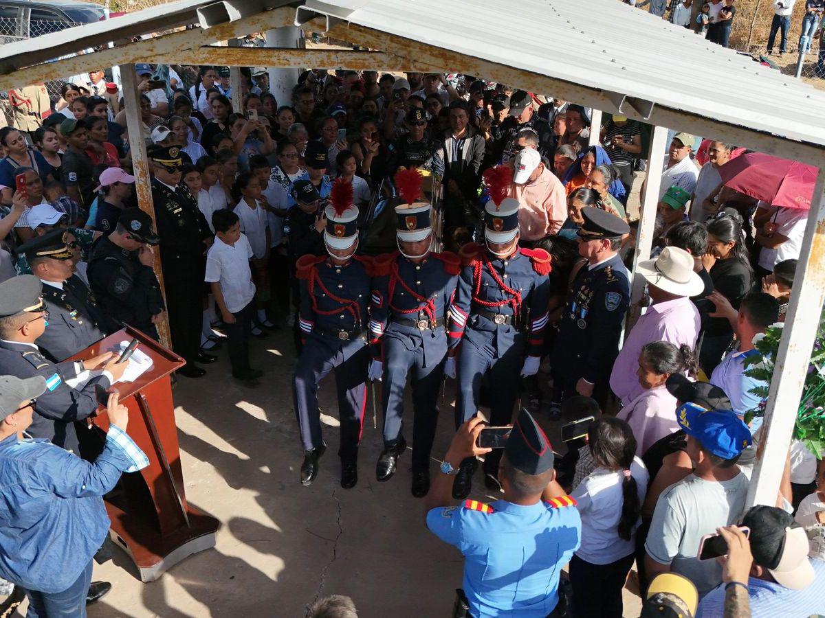 Con una camisa del Olimpia sobre el ataúd: así despidieron a policía que murió en enfrentamiento