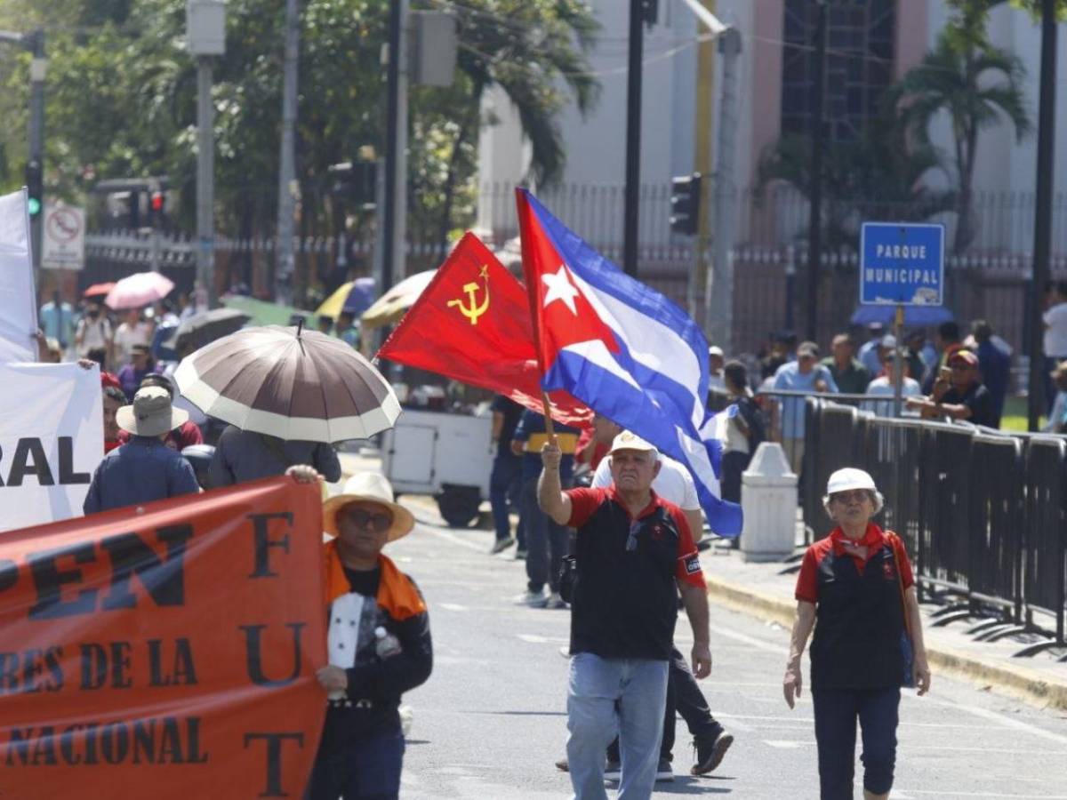 Con pancartas y exigencia de sus derechos, cientos marchan el Día del Trabajador en SPS