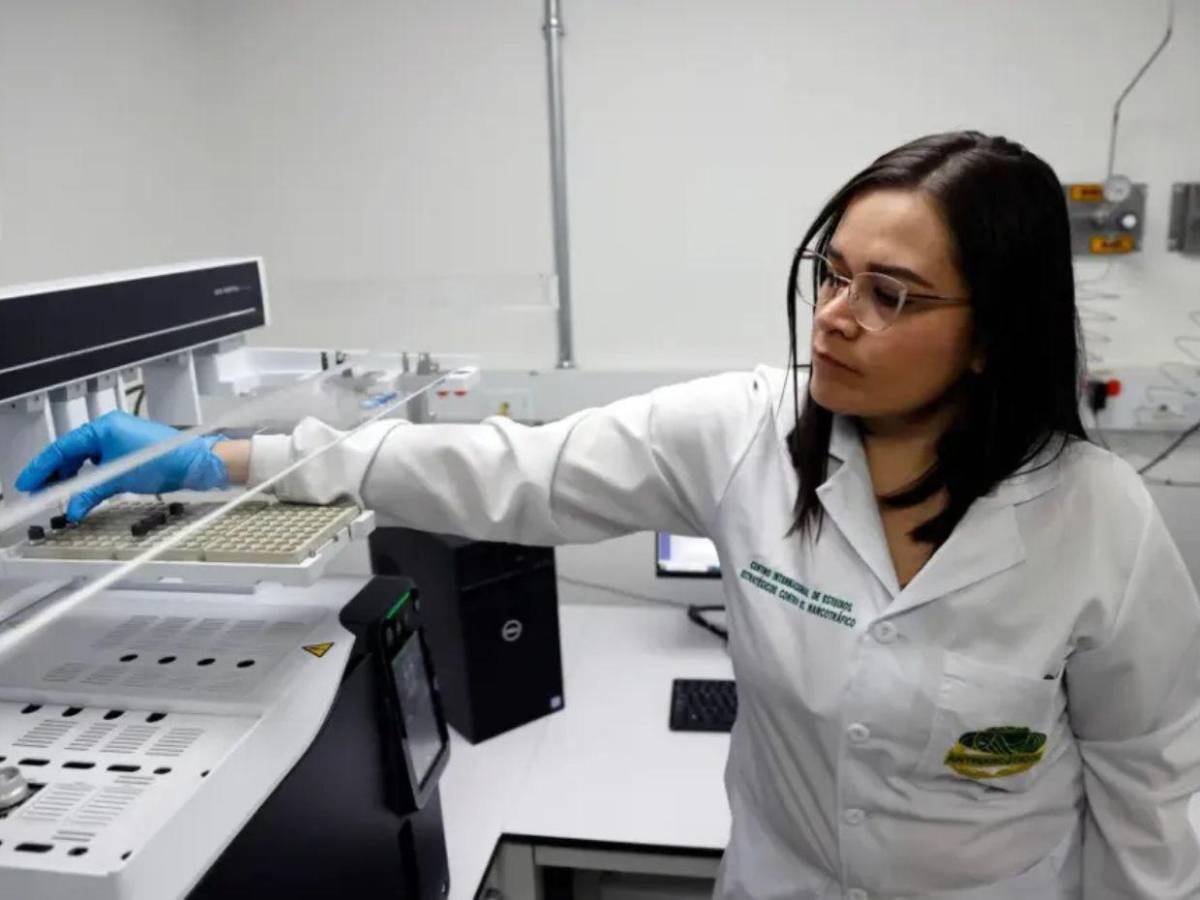 Cae red que enviaba mortal opioide desde China para fabricar pastillas en EE UU
