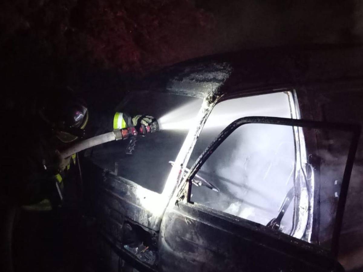 Fotos: así quedó el busito incendiado en Villa Vieja, carretera al oriente