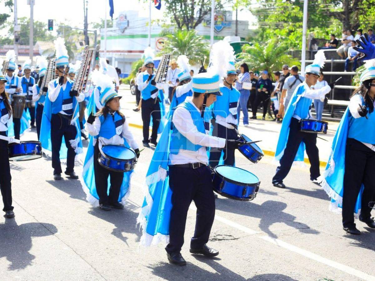 Escuelas inundan de color y fervor patriótico las calles de San Pedro Sula