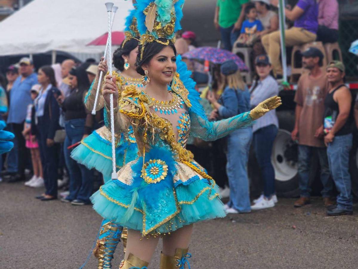 Alta costura y elegancia: palillonas de Danlí, El Paraíso, impactan con sus trajes patrióticos