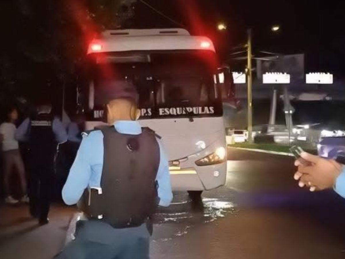 Sicario se subió al bus y lo acribilló: Kevin Flores quedó dentro de la unidad  desangrándose
