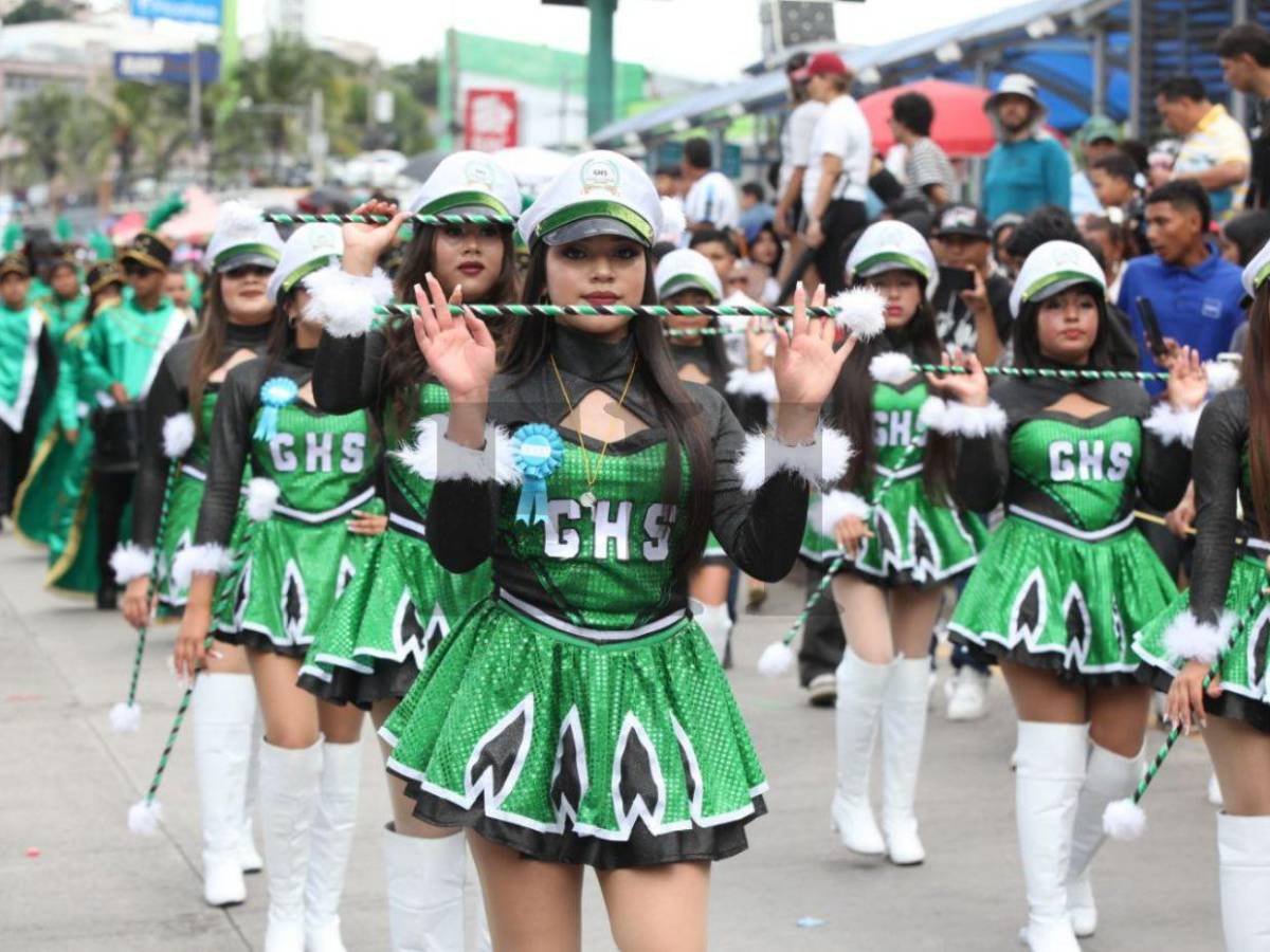 Extravagantes e inusuales: los curiosos vestuarios en los desfiles patrios 2025