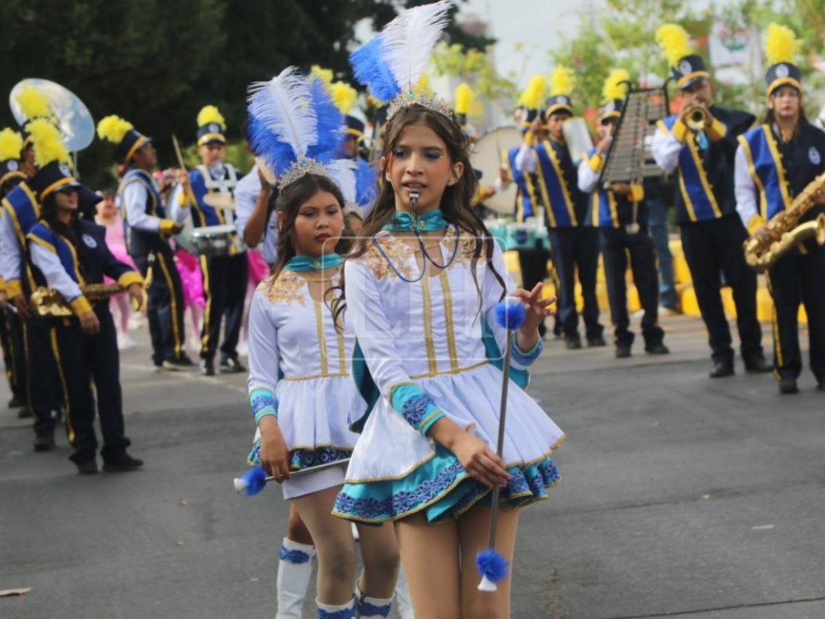 Bandas y palillonas engalanan los desfiles escolares en Tegucigalpa