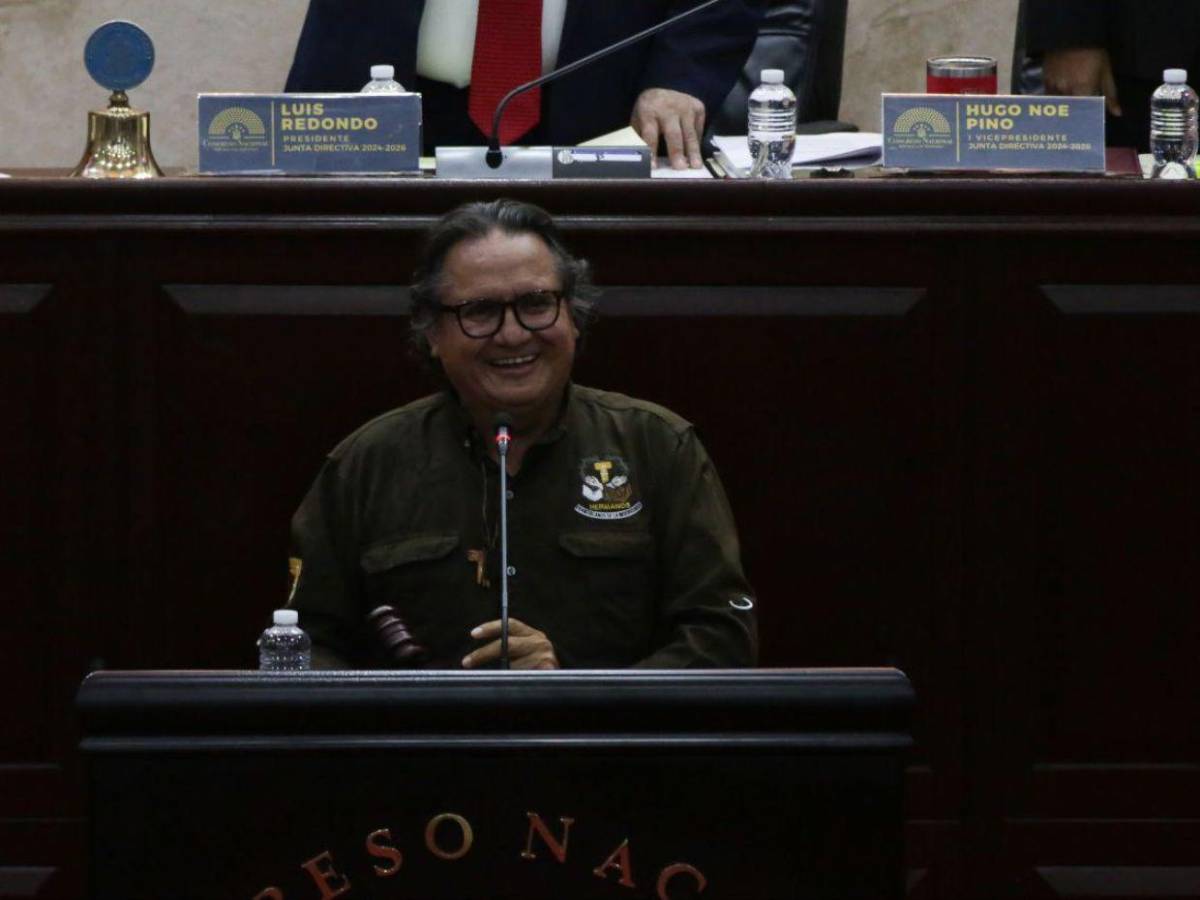 Entre risas y abrazos, así reciben al padre Leopoldo Serrano en el Congreso Nacional