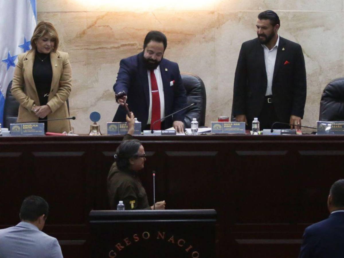 Entre risas y abrazos, así reciben al padre Leopoldo Serrano en el Congreso Nacional