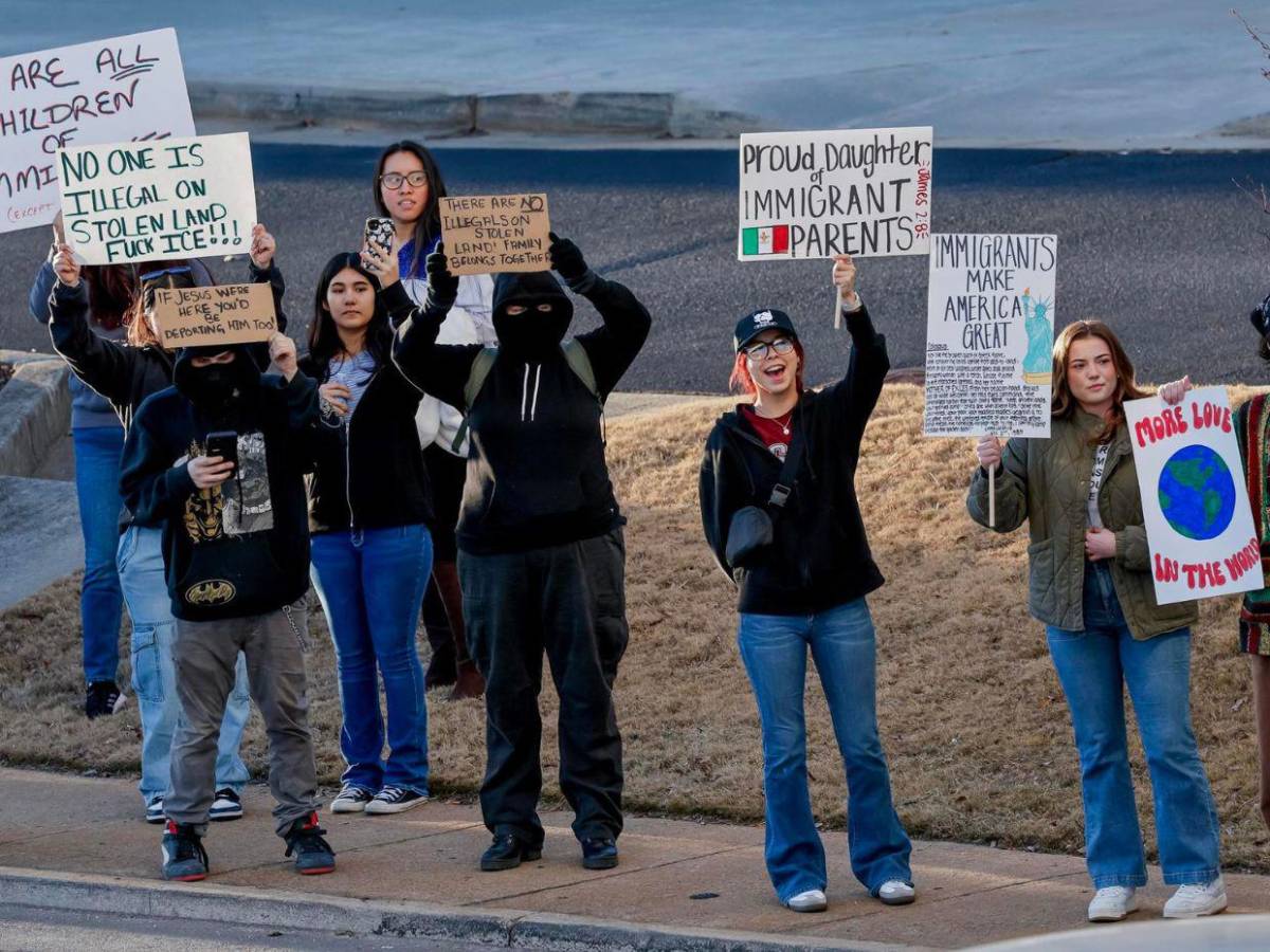 Miles de migrantes protestan contra redadas y deportaciones de Donald Trump