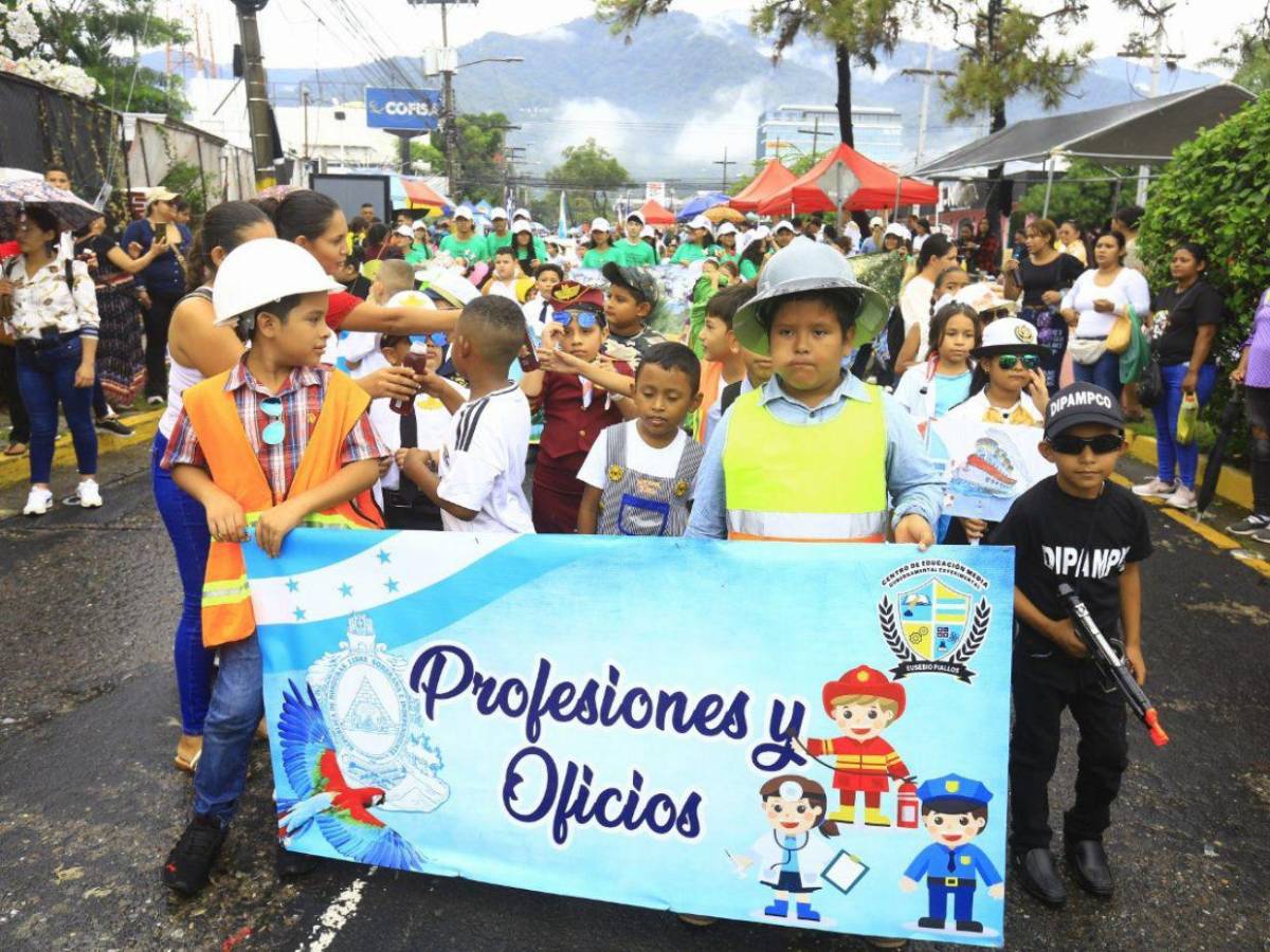 Multitudinarios desfiles se viven en San Pedro Sula
