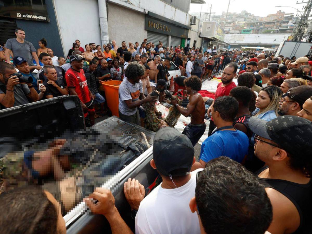 Pasaron la noche rescatando cadáveres en Río de Janeiro: así fue la operación policial más letal de la historia