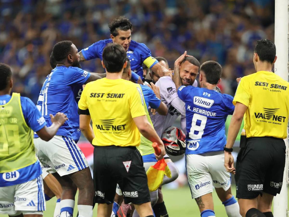 Batalla campal en partido de fútbol deja 23 expulsados: las impactantes imágenes de la pelea