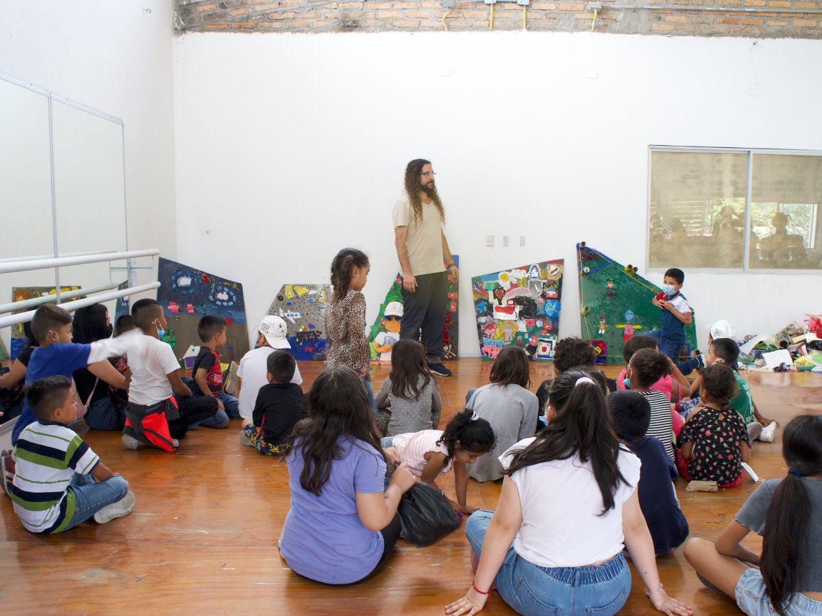 También han tenido la oportunidad de realizar actividades de cine con niños.