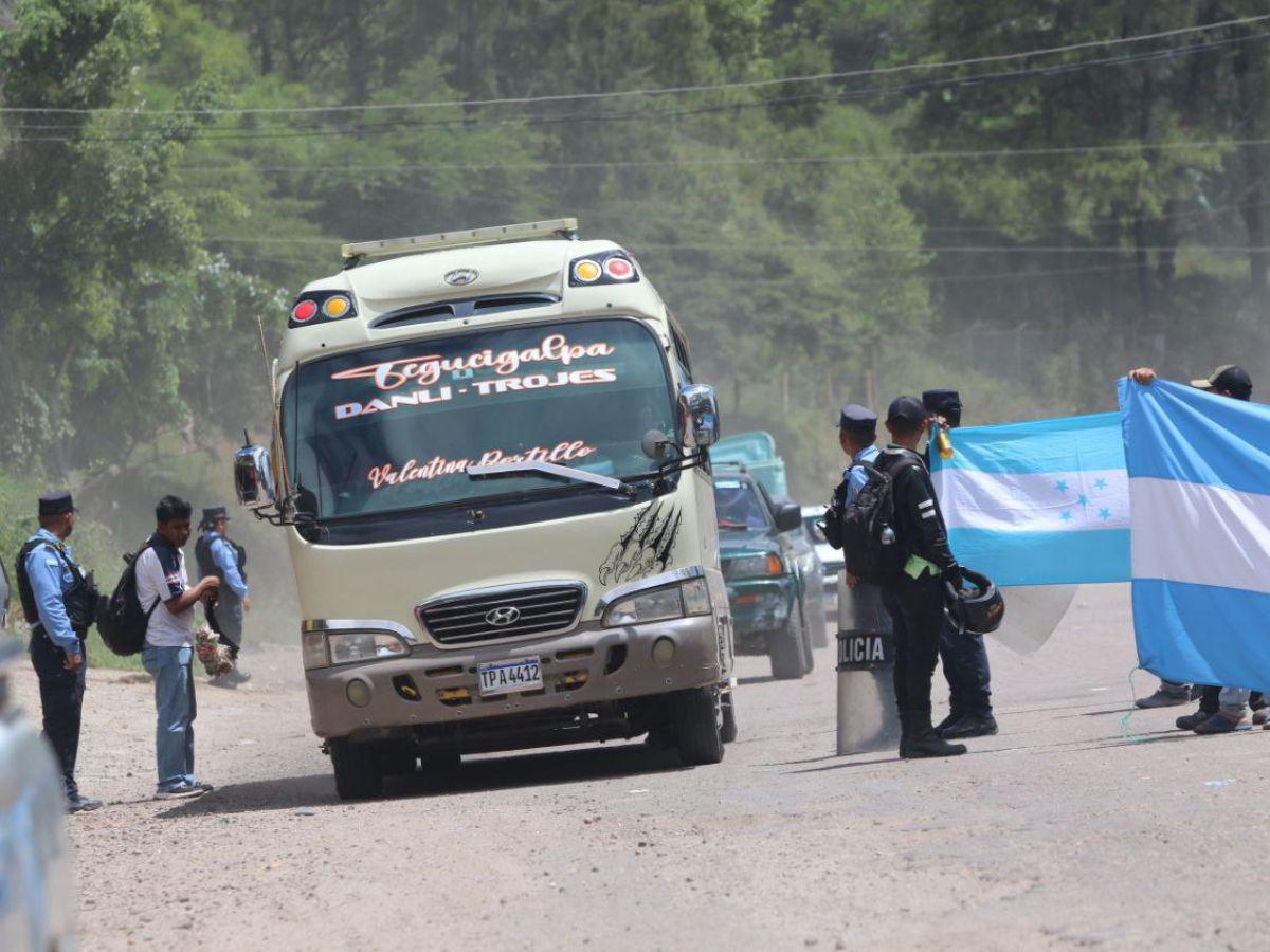 Pobladores bloquean carretera a oriente por lento avance en pavimentación