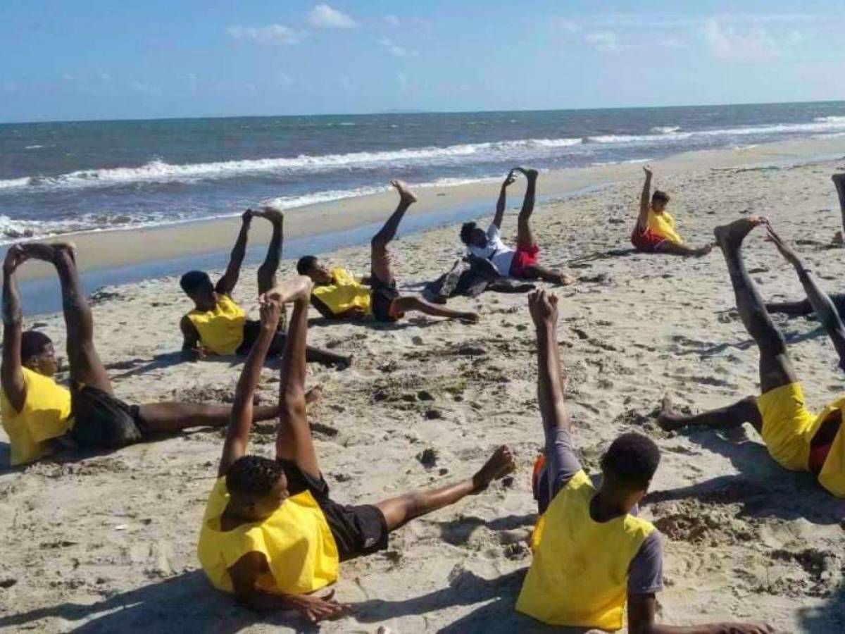 La selección masculina de fútbol playa sale a la cancha, la diaria