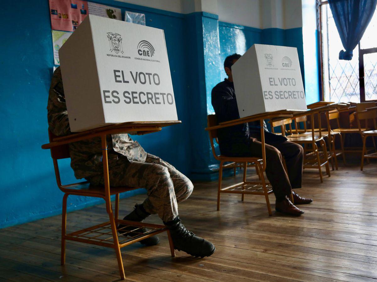 Elecciones en Ecuador: Noboa vota sin dar declaraciones y González denuncia “irregularidades”