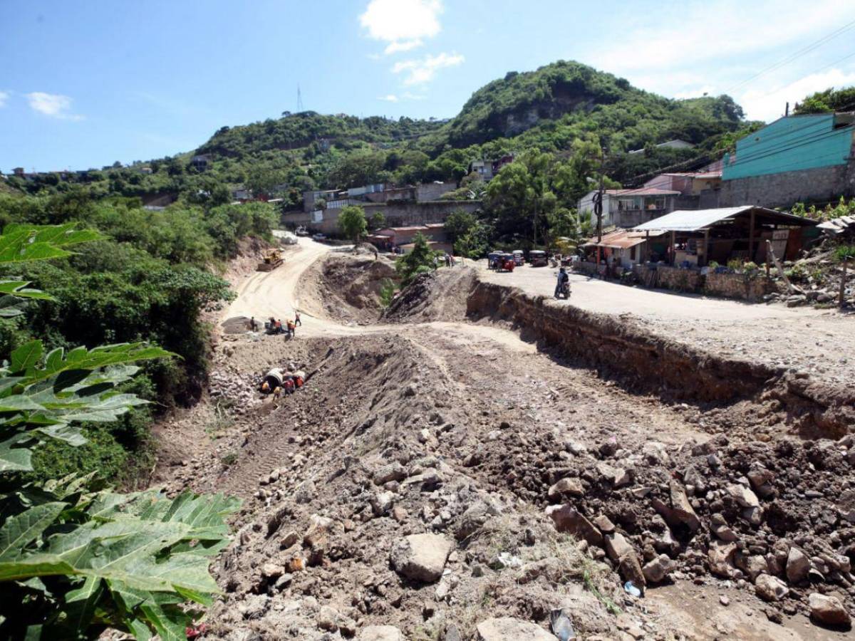 Avanzan los trabajos de rehabilitación en la Reynel Fúnez tras enorme socavón