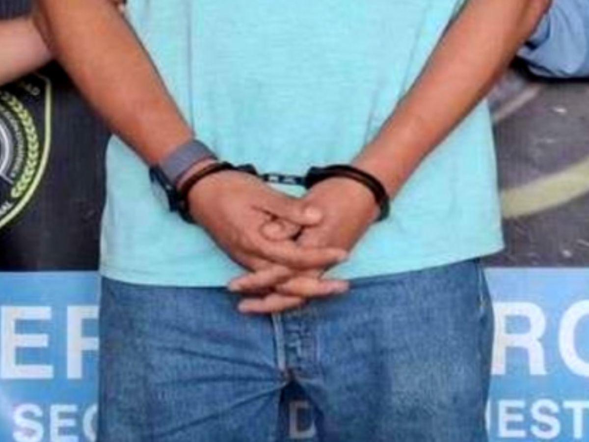 Tenían dos años de relación: Capturan a maestro acusado de abusar de una alumna en Choluteca