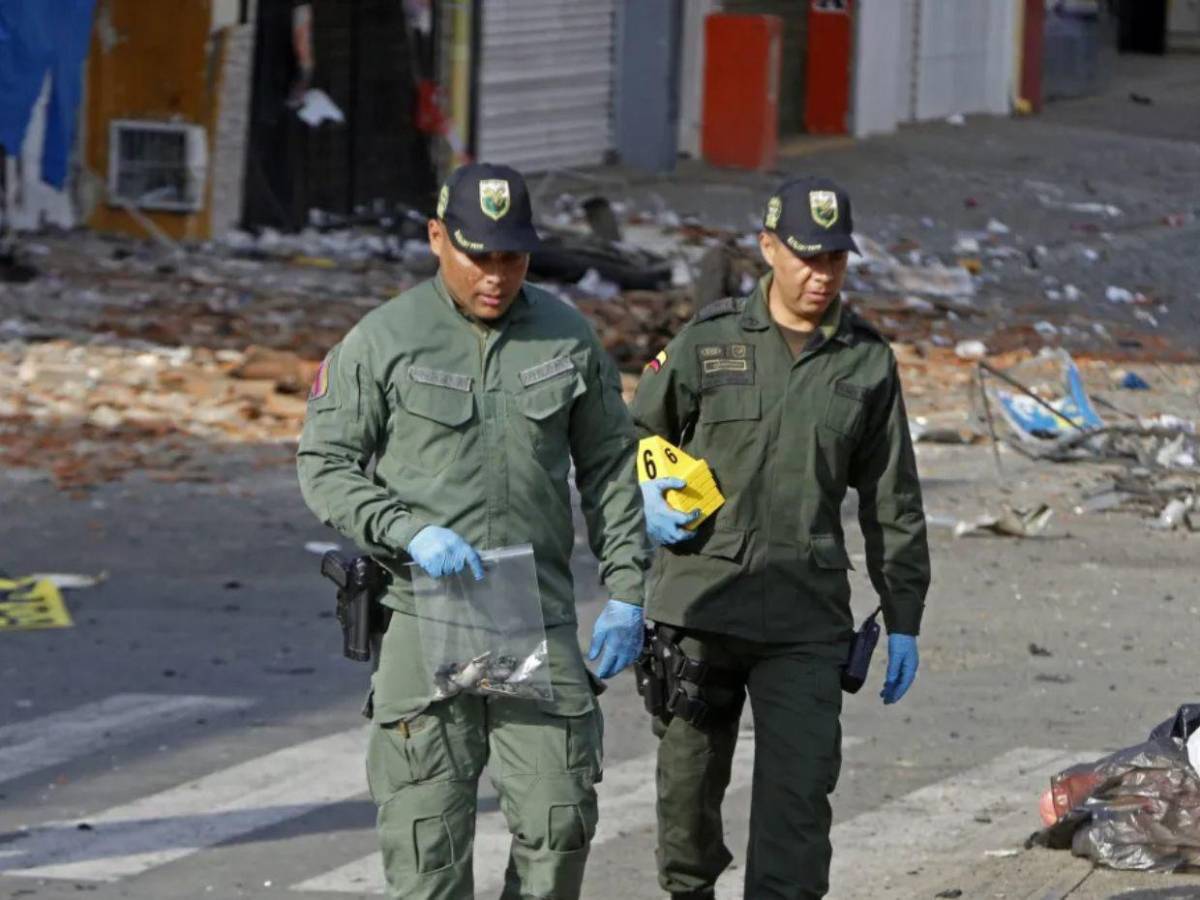 Entre sangre y escombros, familias buscan a sus muertos en carretera del Cauca