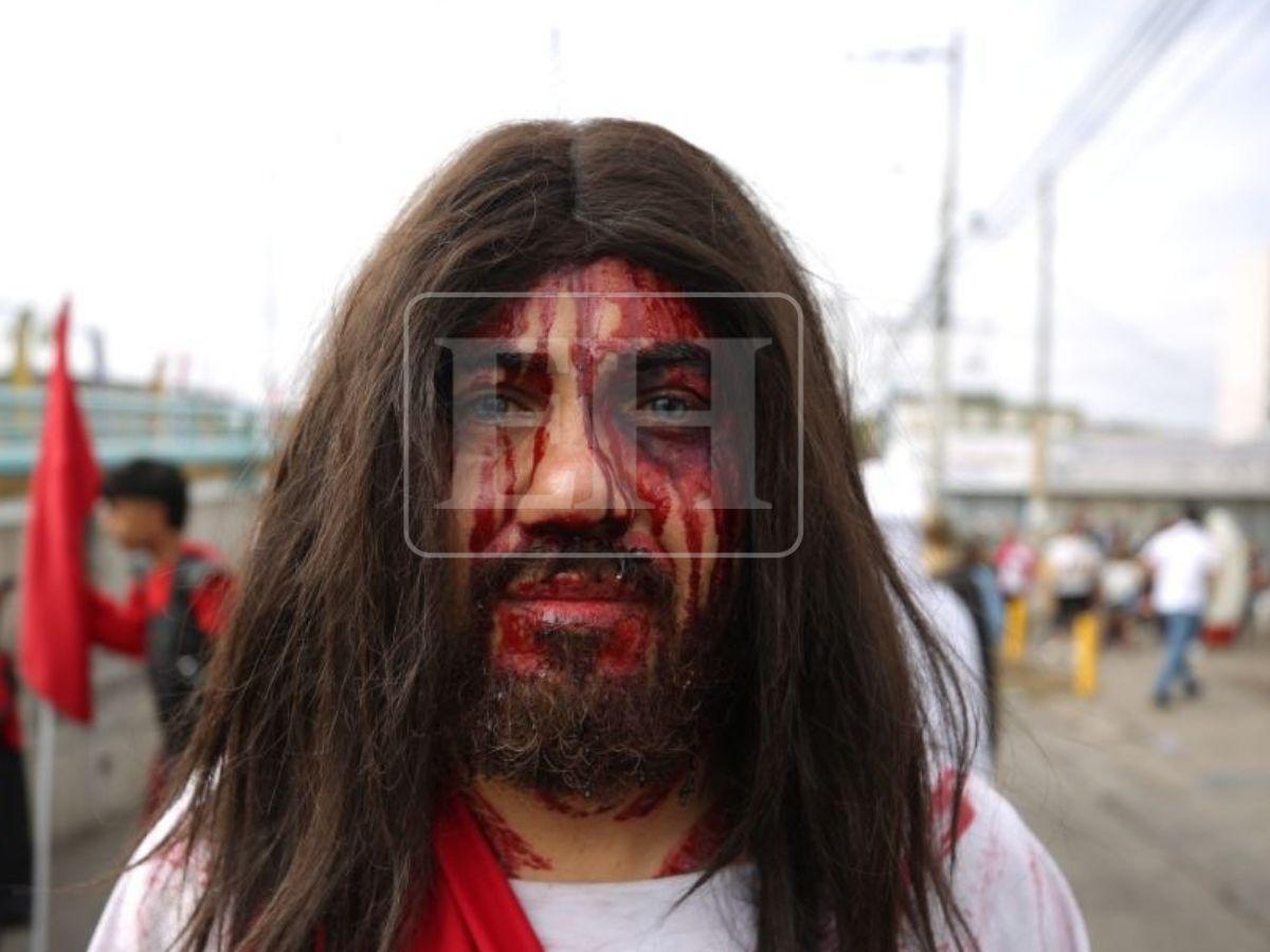 Así representaron a Jesús y a Satanás en el viacrucis de la iglesia El Calvario