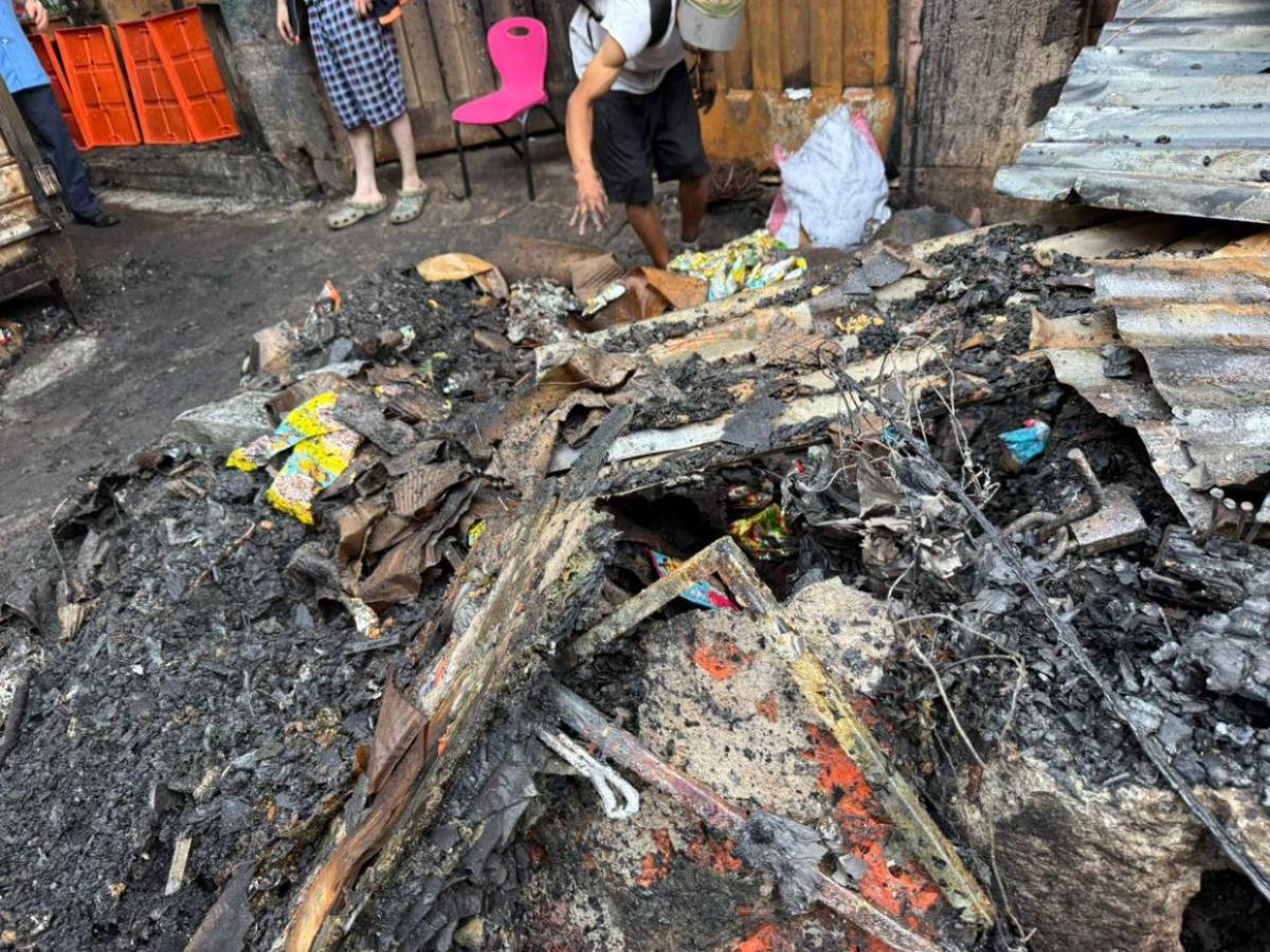 Bajo escombros quedan años de esfuerzo de vendedores tras incendio en el mercado Galindo