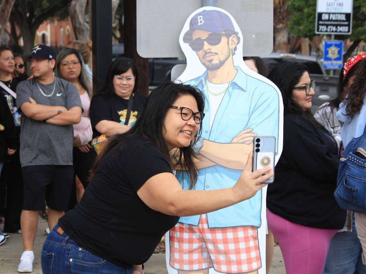 Fans de Bad Bunny en Houston celebran concurso de dobles antes del halftime show