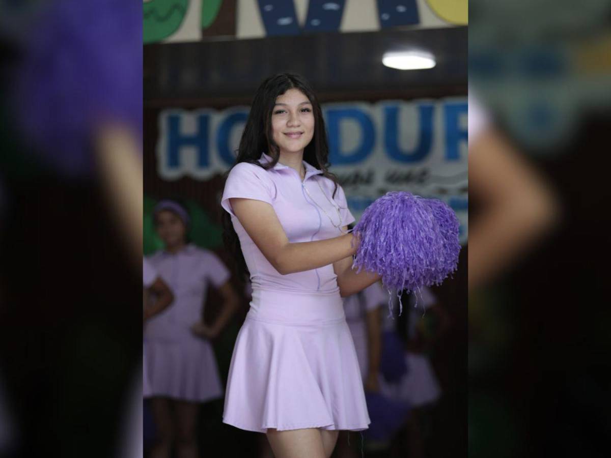 Pomponeras del Instituto Monterrey se preparan para los desfiles patrios