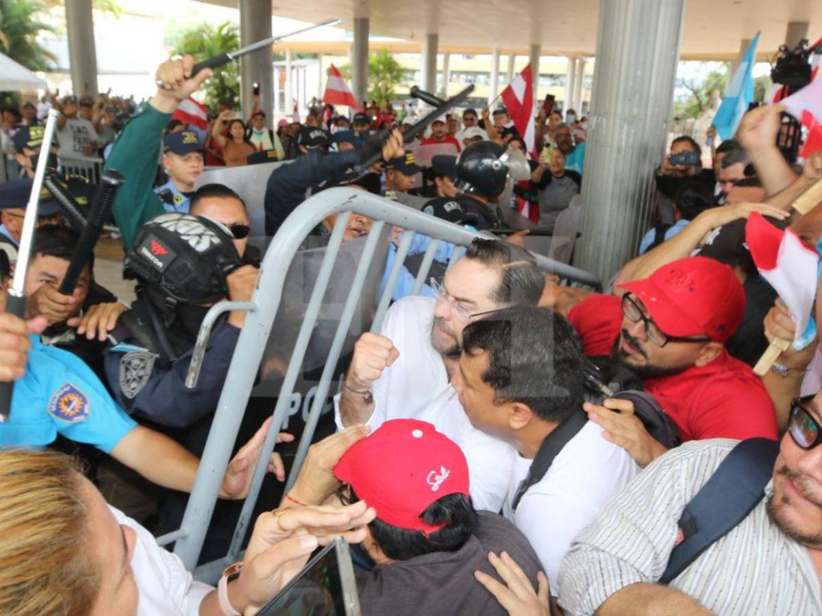 En fotos: así fue la agresión de policías y seguridad privada hacia liberales en el Congreso