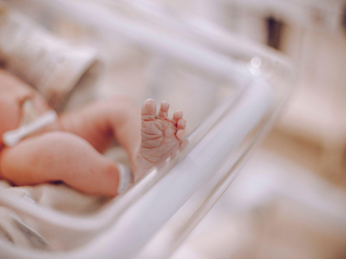 Detienen a pareja en Georgia por fracturar 30 huesos a su bebé de cinco meses