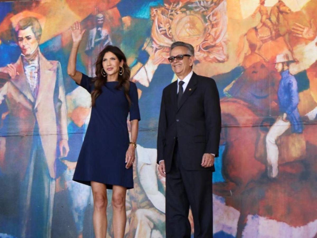 ¿Quién es Kristi Noem, la funcionaria estadounidense que visitó Honduras?