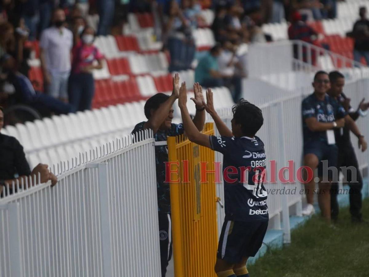 Tras chocar las manos, padre e hijo se dieron un abrazo a través de la baranda.