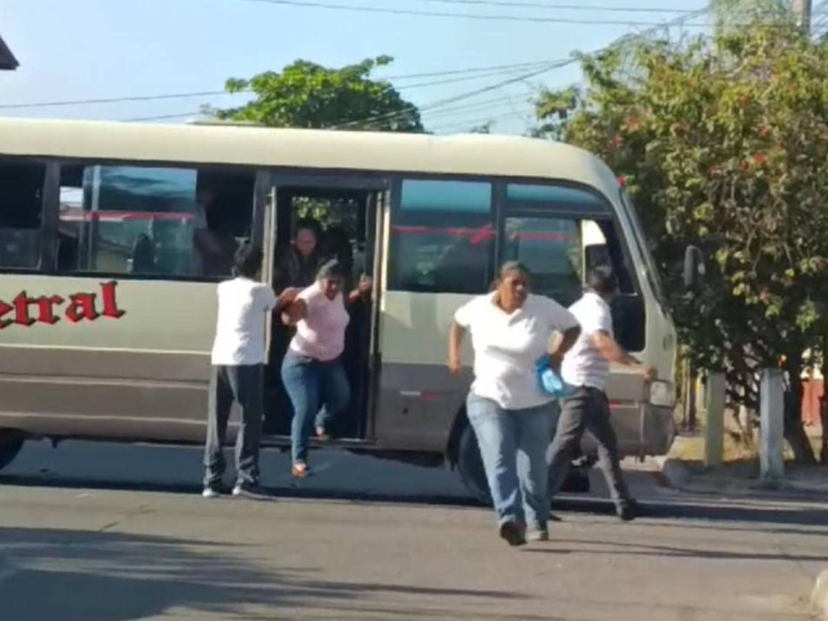 Una de las personas logró abrir la puerta y así poder salir de la unidad de transporte.