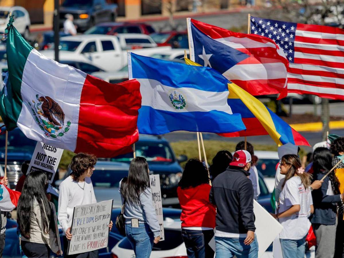 Miles de migrantes protestan contra redadas y deportaciones de Donald Trump