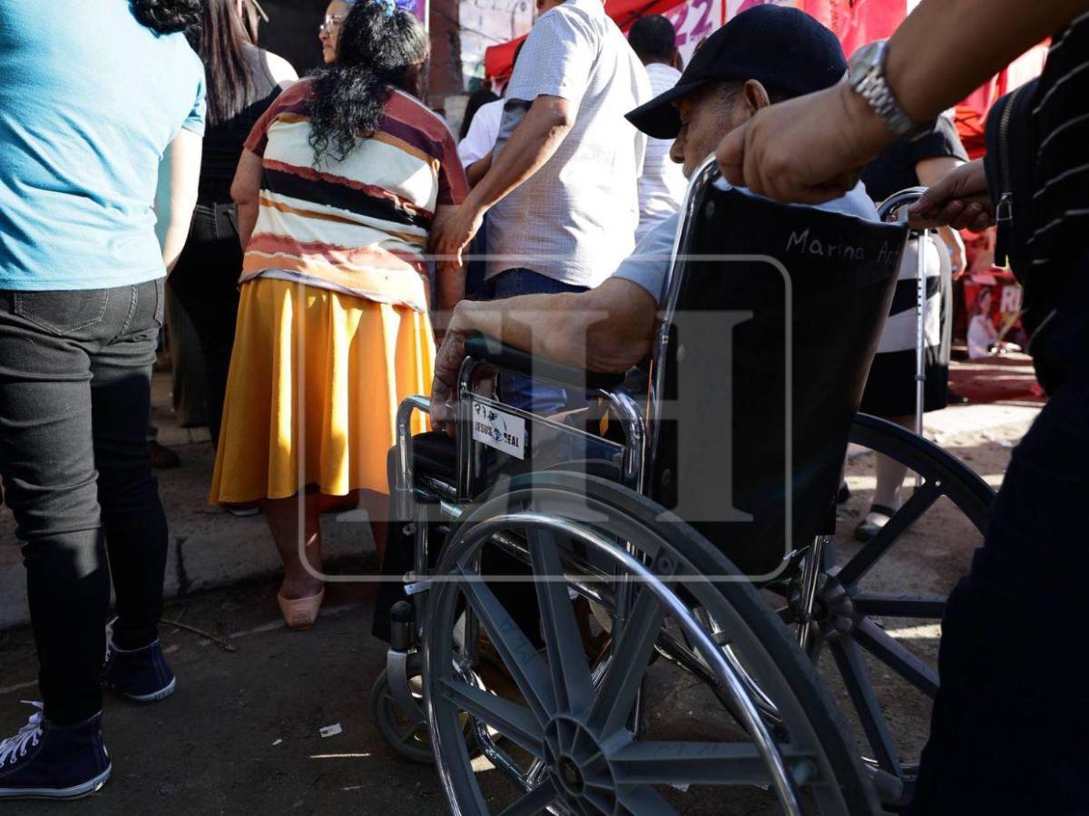 En silla de ruedas y bastones, personas de la tercera edad llegan a defender su voto