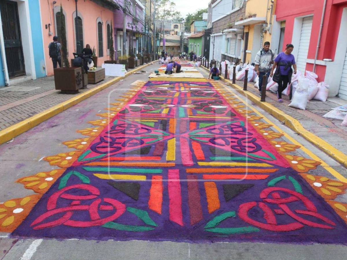Arte, fe y devoción: Avenida Cervantes luce colorida con las alfombras de aserrín