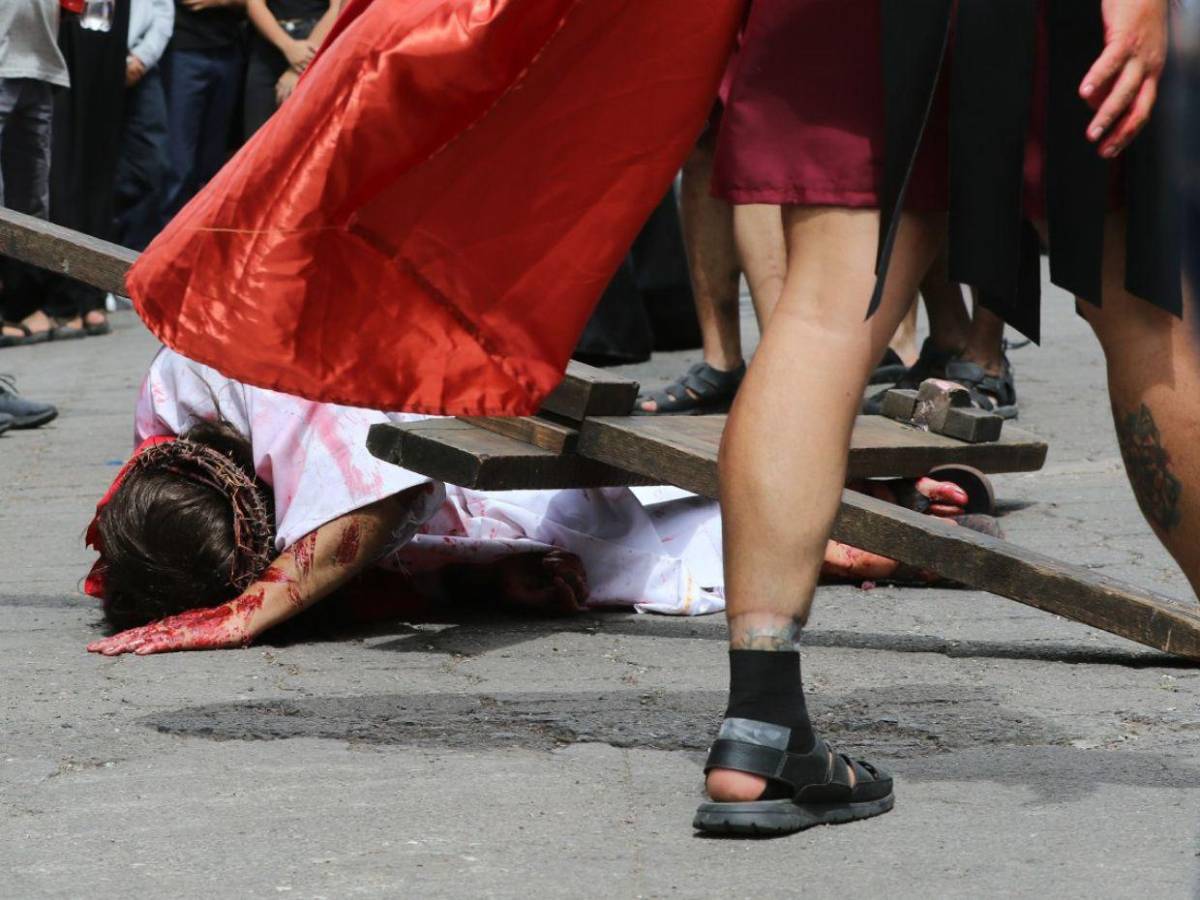 Sacrificio, dolor y el mal: Las 20 mejores imágenes que dejó el Vía Crucis en la capital