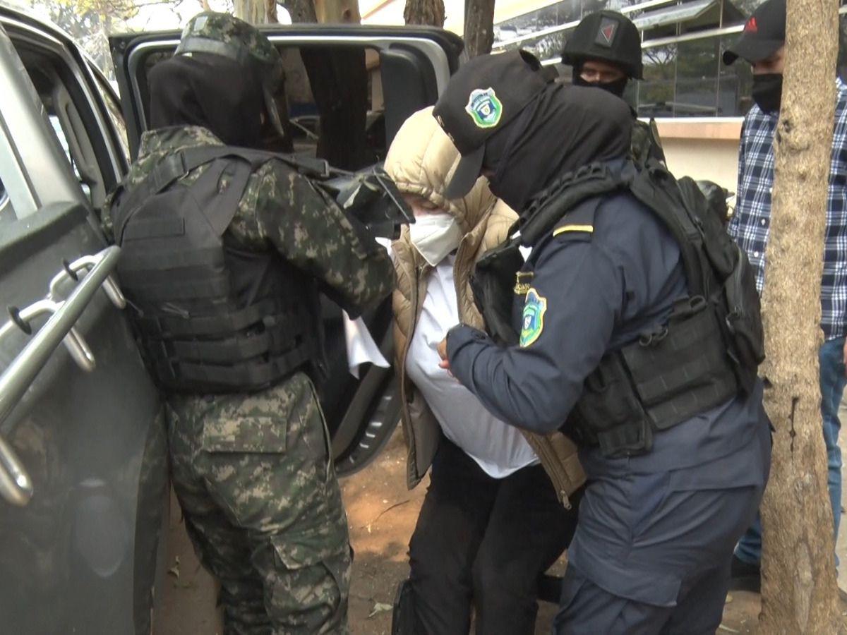 Momento en que Tábora era subida al vehículo de la Policía Militar para regresar a prisión.