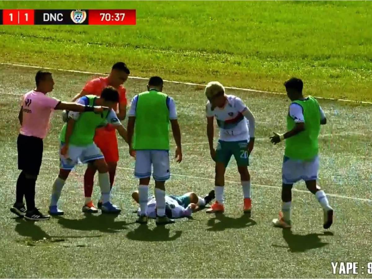 Muere futbolista tras fuerte choque con portero en pleno partido