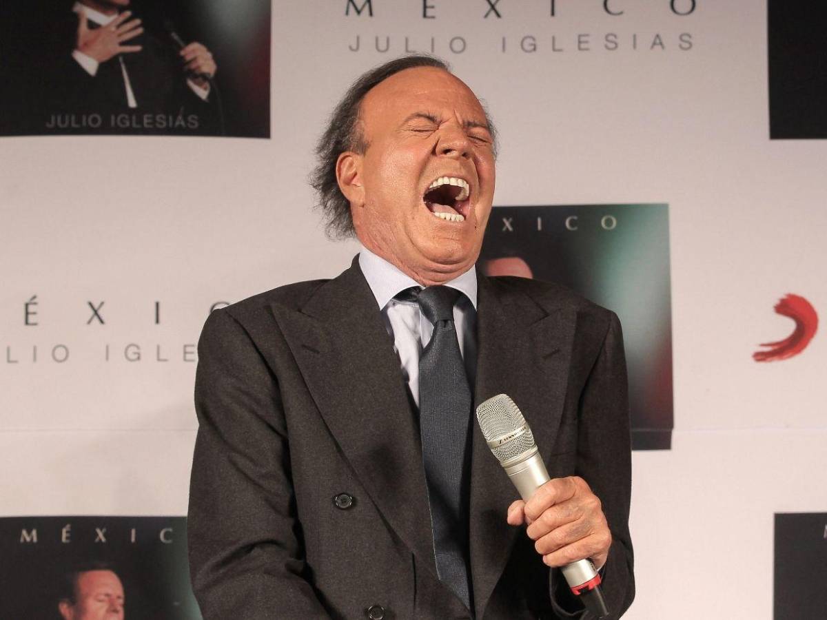 Julio Iglesias demanda a diario español que publicó acusaciones de abuso sexual en su contra